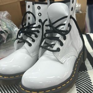 Women’s 6 white doc martens